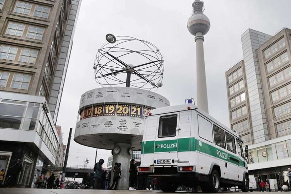 Ein Polizeiauto steht auf dem Alexanderplatz in Berlin. 