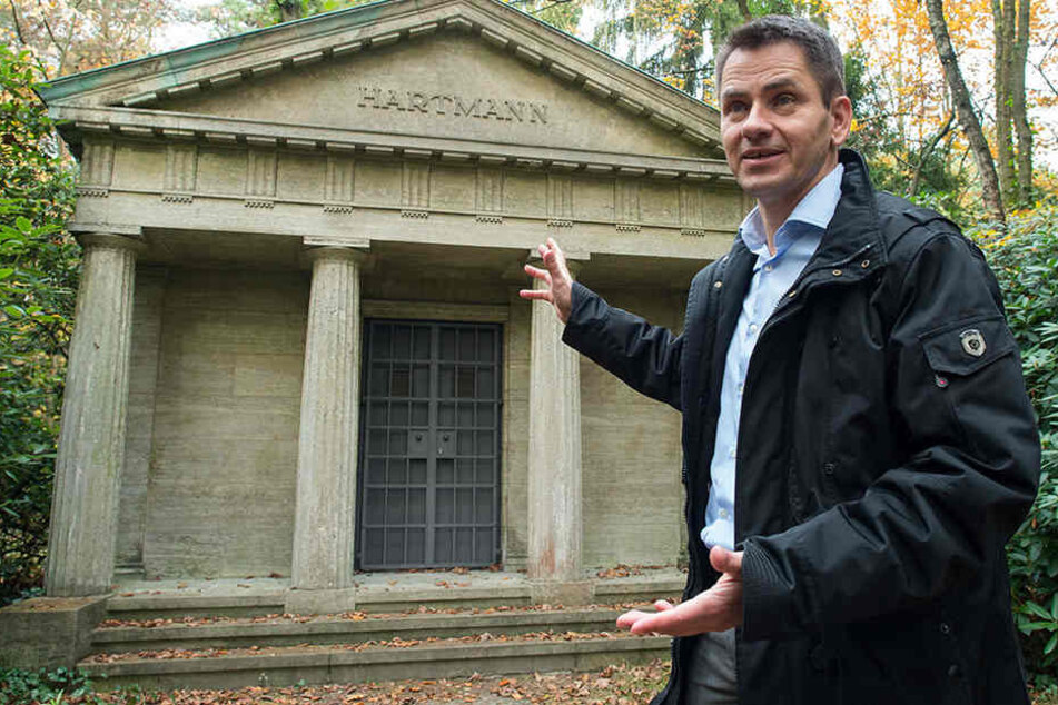 Olaf Ihlefeldt ist stolz auf den Ort: Der in einem Wald gelegene Kirchhof ist ein Schmuckstück historischer Grabmalkunst. Dort befinden sich Gräber berühmter Maler, Schriftsteller, Unternehmer sowie des Berliner Großbürgertums.