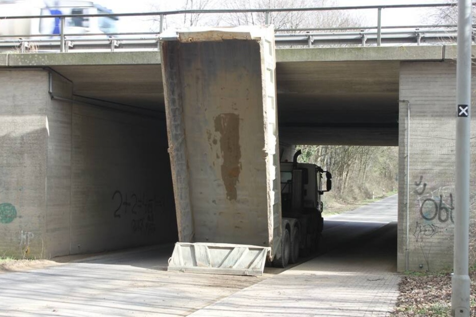 Das passte nicht: Der Laster mit aufgerichteter Mulde fuhr voll gegen die Brücke bei Grevenbroich.