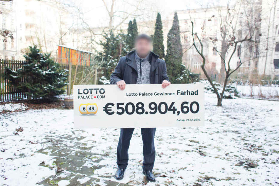 Glücklich zeigt Farhad seinen Gewinn.