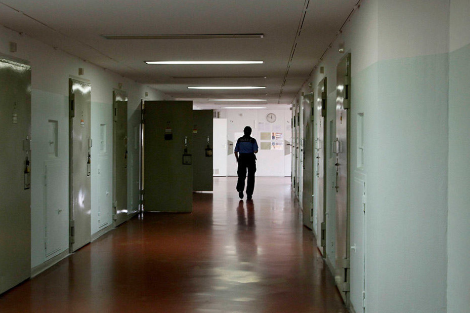 Der Knast hat seine eigenen Regeln. Wer zum Beispiel jemanden ans Personal verrät, muss mit Konsequenzen durch die Mithäftlinge rechnen.