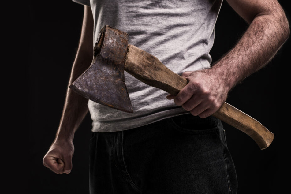 Als der 21-jährige Sohn in den Streit eingriff, griff der Vater zur Axt (Symbolbild).