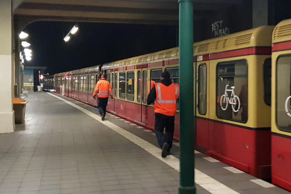 Die beschädigte S-Bahn musste durch einen anderen Zug in den Bahnhof geschoben werden.