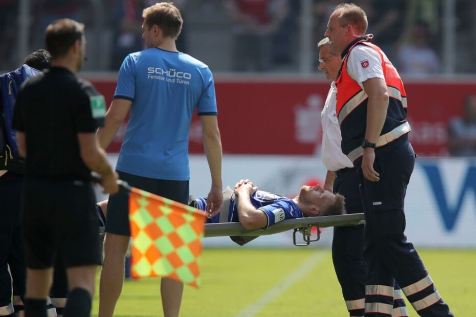 Verletzt musste Brian Behrendt vom Platz getragen werden.