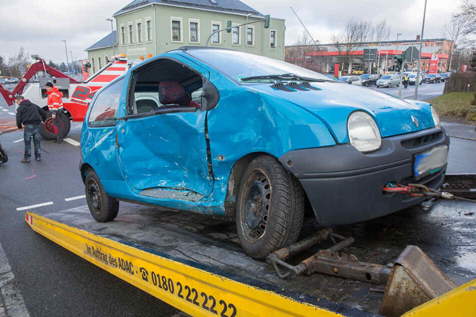 Der Renault wurde auf der Beifahrerseite schwer beschädigt.