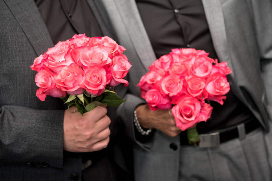 Eine offizielle Segnung homosexueller Paare wird in Bayern frühestens in einem Jahr möglich sein. (Symbolbild)