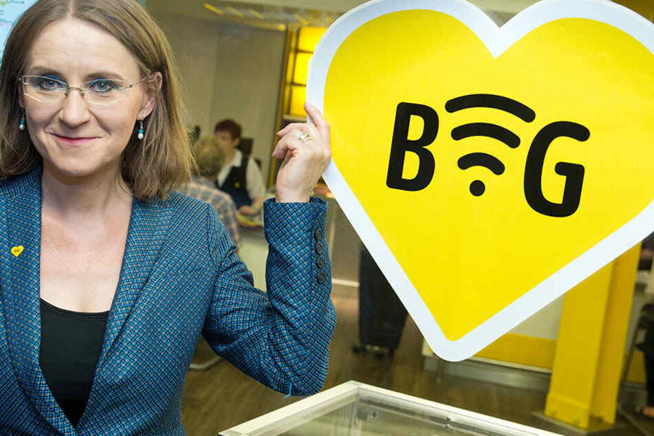 Die BVG verändert sich: BVG-Chefin Sigrid Evelyn Nikutta (48) zeigt auf ein Piktogramm, das auf ein freies WLAN am 27.07.2016 im U-Bahnhof Zoologischer Garten in Berlin hinweist.