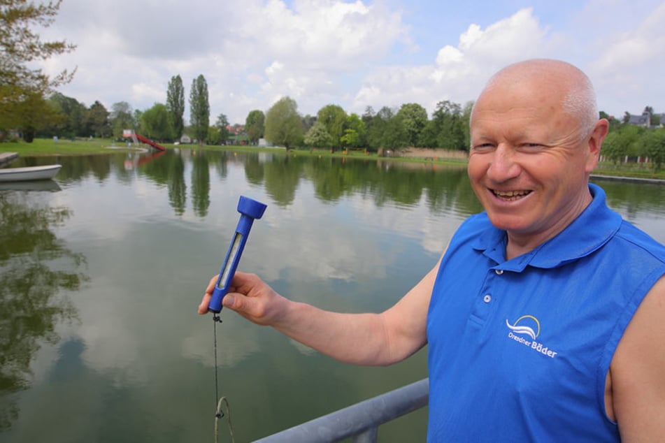 Hatte am Samstag noch nicht viel zu tun: Bad-Leiter Andreas Pinter (64) im
Naturbad Mockritz.