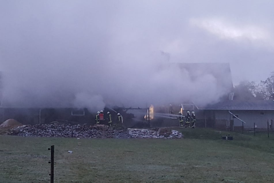 In Ohorn ist die Feuerwehr seit den Morgenstunden am Mittwoch mit den Löscharbeiten an einer Scheune beschäftigt.