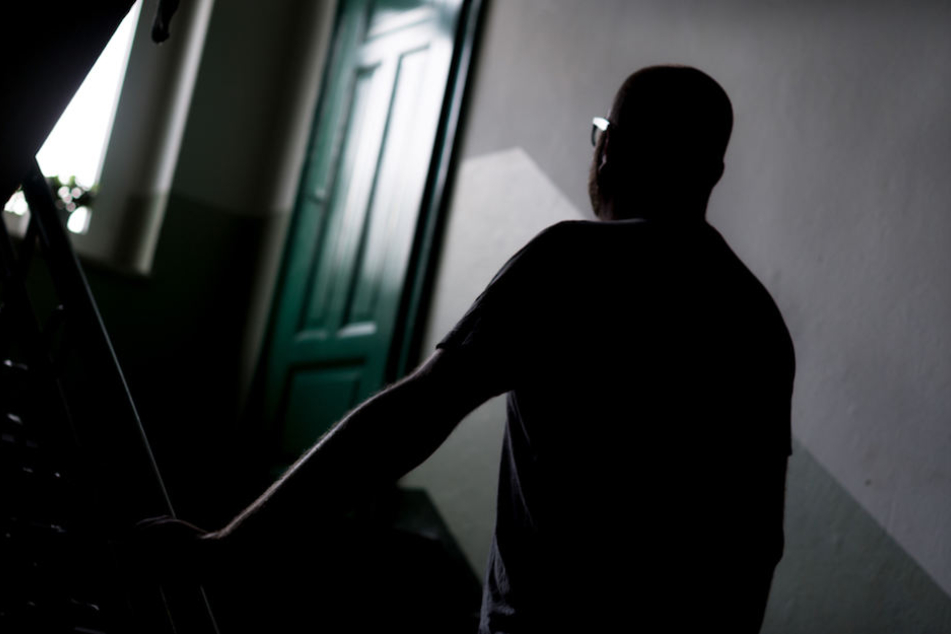 Im Treppenhaus trat der Täter der Frau (61) immer wieder gegen den Kopf. (Symbolbild)