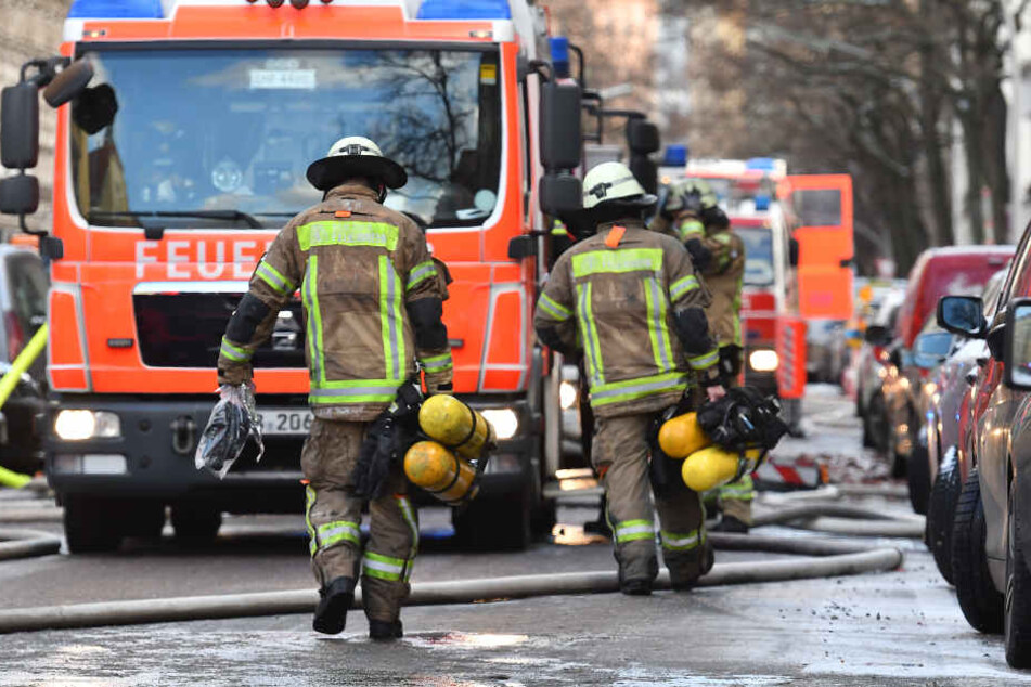 Die Einsatzkräfte konnten verhindern, dass das Feuer auf benachbarte Häuser übergriff. (Symbolbild)