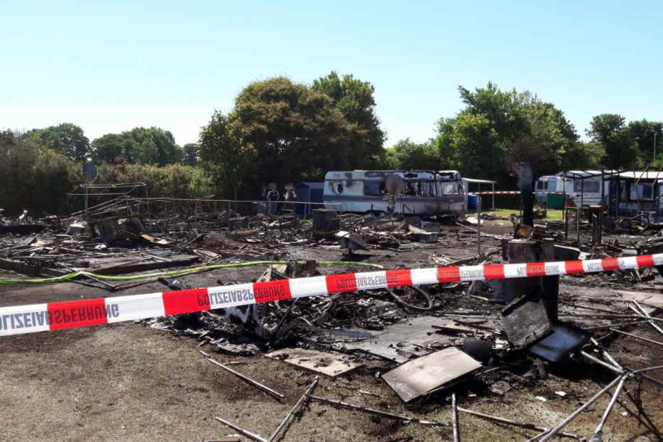 Der Campingplatz gleicht am Brandort einem Trümmerfeld.