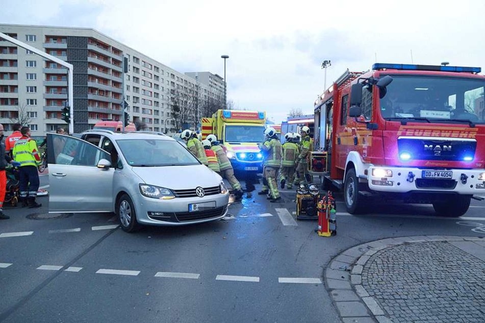 Die Frau wird aus dem VW mit Berliner Kennzeichen befreit.