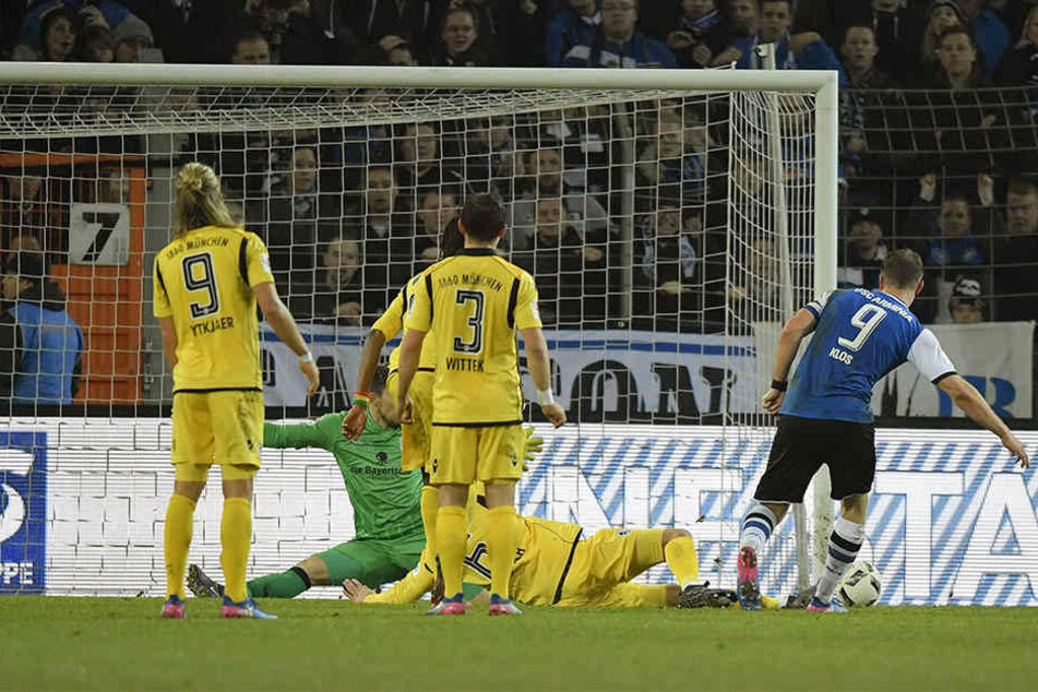 Fabian Klos (29) trifft zum verdienten 2:1-Endstand.