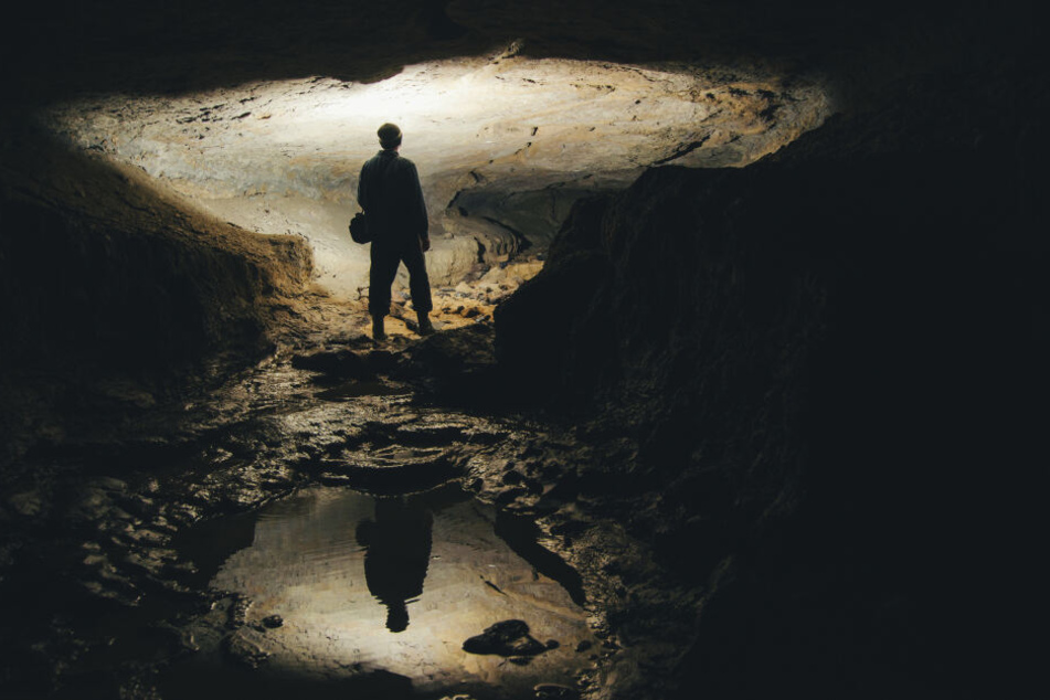 Die beiden Männer hatten sich in eine Höhle begeben, um eine Wasserpumpe zu bergen. (Symbolbild)