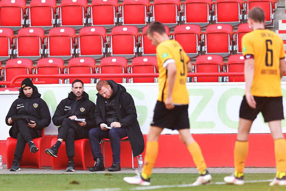 Dynamo-Trainer Maik Walpurgis (M.) machte sich beim Testspiel in Berlin fleißig Notizen. Er konnte einiges Positives notieren.
