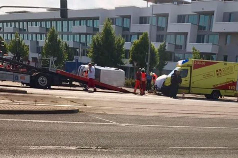 Der Rettungswagen stieß mit dem Kleintransporter während einer Einsatzfahrt zusammen.