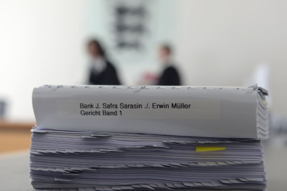Prozessakten liegen im Landgericht Ulm im April 2017 auf einem Tisch.