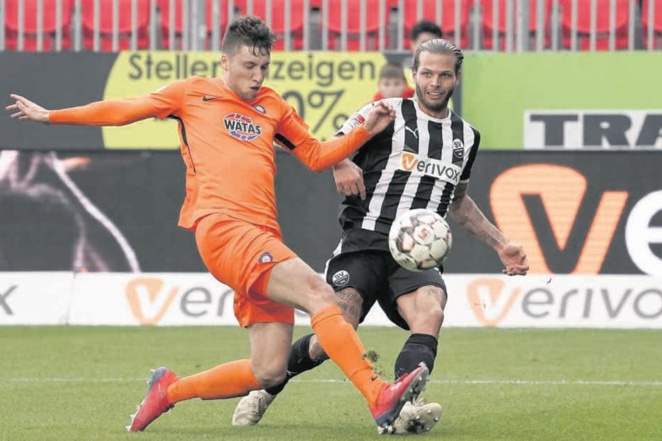 Da staunte sogar Sandhausens bundesliga-erfahrener Dennis Diekmeier nicht schlecht, was Aues Tom Baumgart (l.) bei seinem Startelf-Debüt so ablieferte.