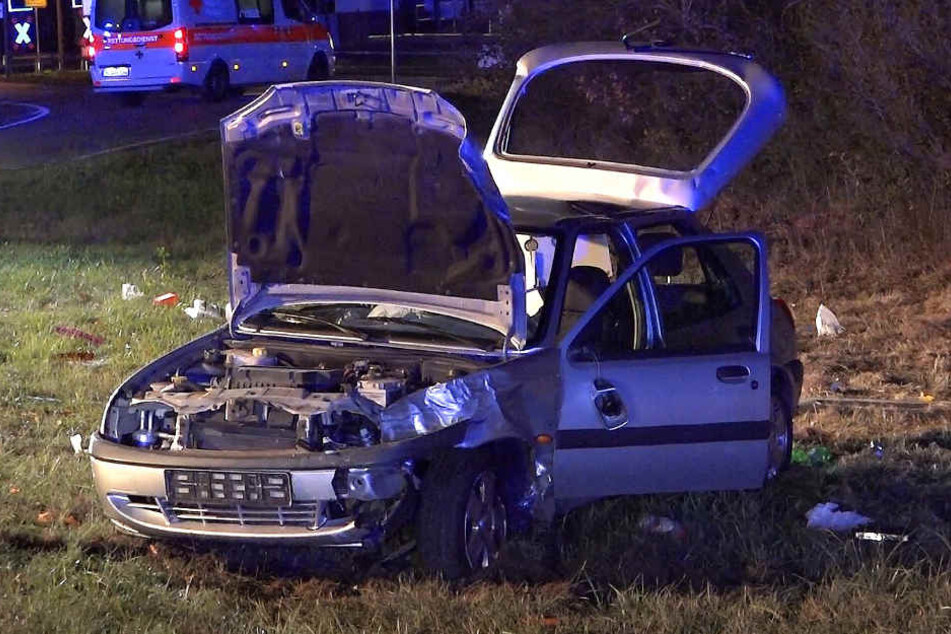 Ein Wagen wurde offensichtlich von der Fahrbahn geschleudert.