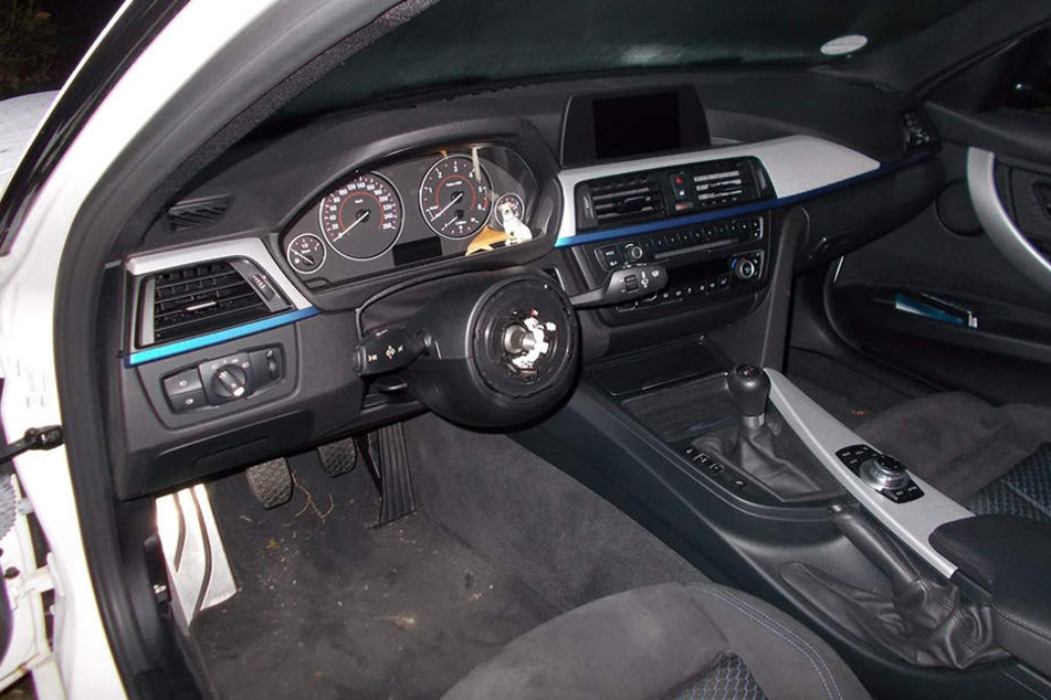 Auch diesen BMW schlachteten Diebe komplett aus und stahlen das Lenkrad samt Airbag.