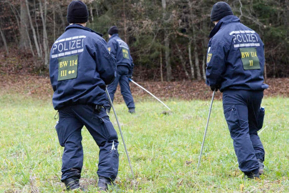 Die Polizei konnte nach einer mehr als 18-stündigen Suchaktion einen 80-Jährigen in einem Waldstück retten. (Symbolbild)