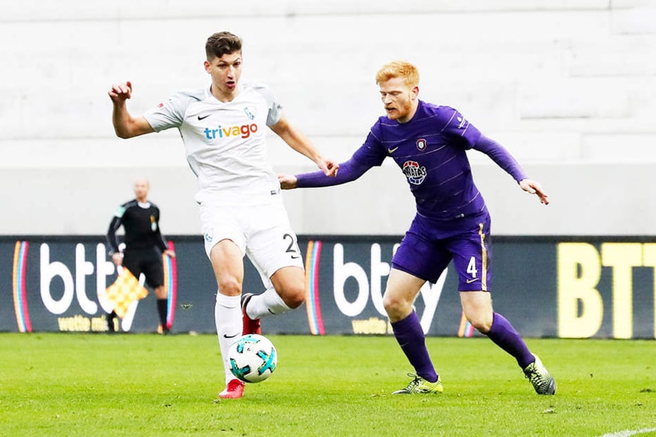 Aues Fabian Kalig im Duell mit Bochums Vitaly Janelt.