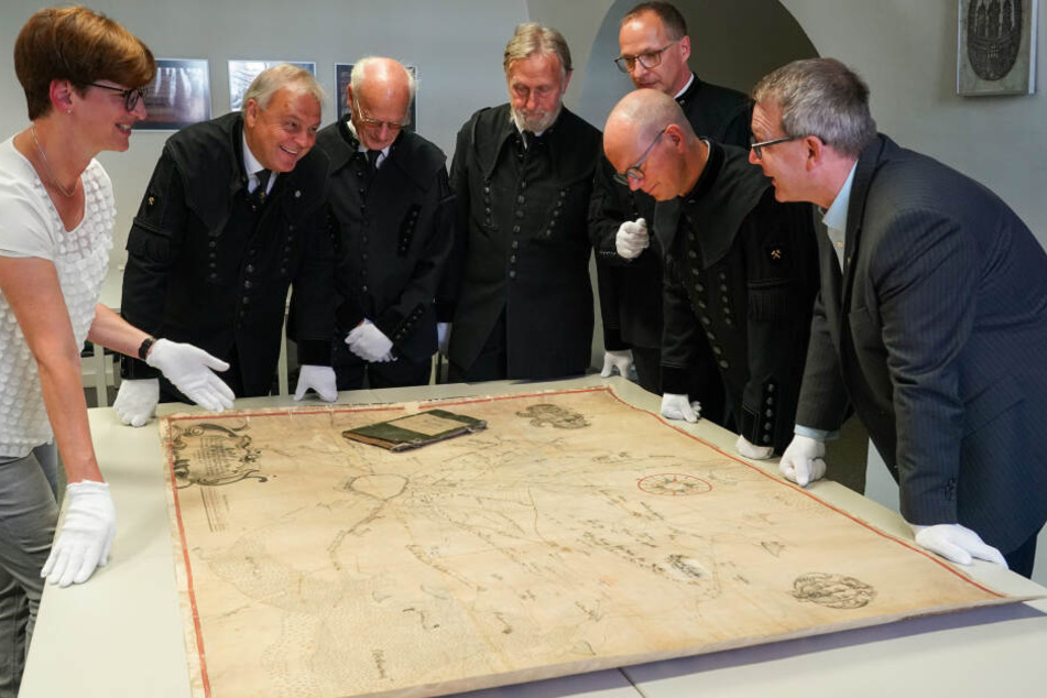 Stadtarchiv-Leiterin Ines Lorenz (l.) und Freibergs OB Sven Krüger (45, parteilos) begutachten die aus dem Jahr 1676 stammende Karte.
