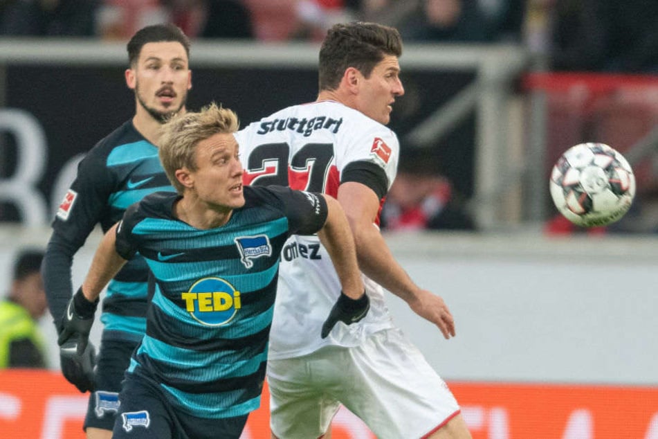 Per Skjelbred, hier im Zweikampf mit Stuttgarts Mario Gomez, wird die letzte Partie des Jahres verpassen.