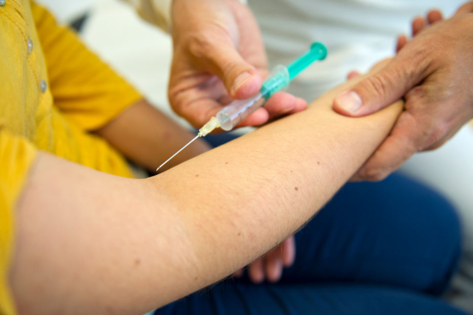 Vier Fälle sind bislang bekannt. Wie genau der Arzt seine Patienten angesteckt haben soll, war noch unbekannt. (Symbolbild)