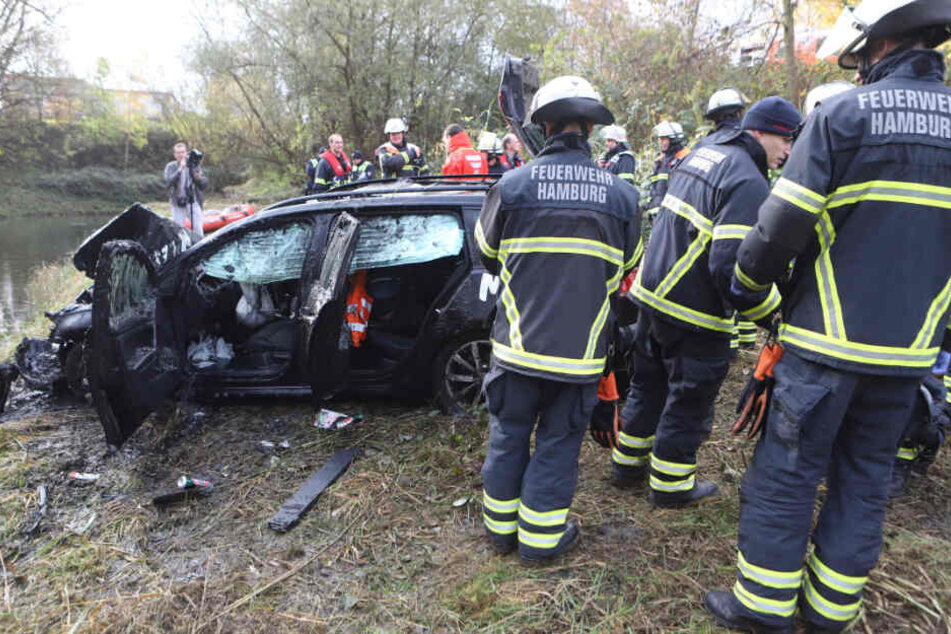 Feuerwehrleute haben das Auto aus dem Regenrückhaltebecken geborgen.