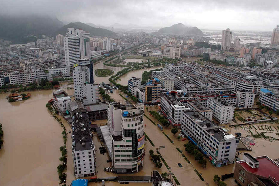 Die Küstenstadt Yueqing in China ist nach dem Taifun Haitang am 20.07.2005 überschwemmt. Eine Klimaerwärmung um 4 Grad Celsius wird einem neuen Report zufolge weltweit 470 bis 760 Millionen Menschen in Küstenregionen gefährden.