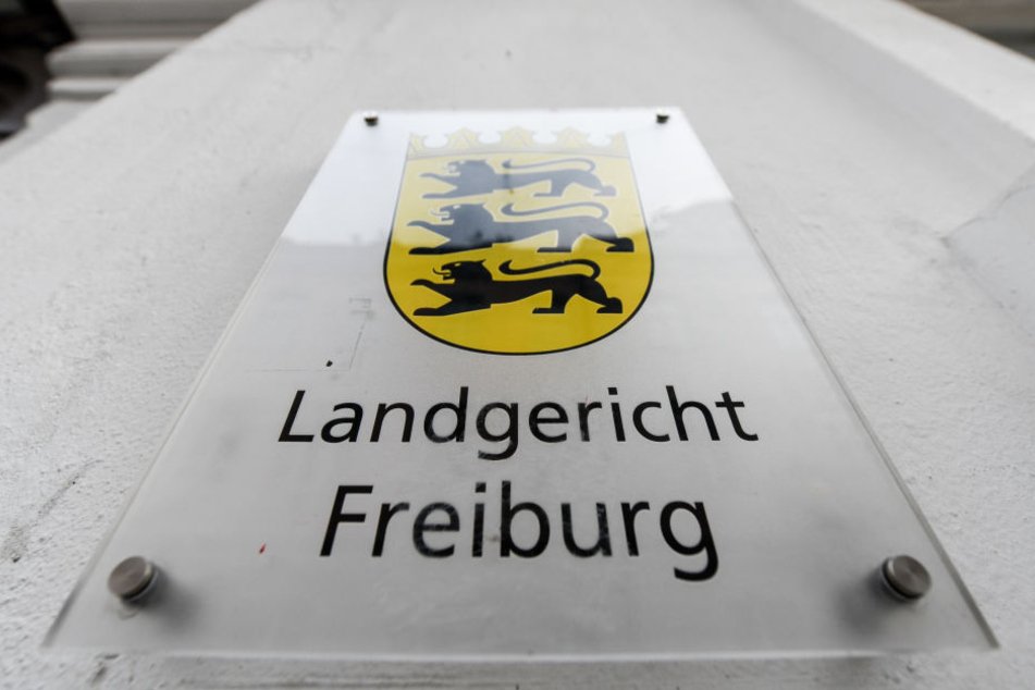 Ein Schild mit der Aufschrift Landgericht Freiburg hängt am Gebäude.