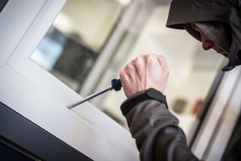 Über ein Fenster verschafften sich die Jugendlichen Zugang zu ihrer Schule. (Symbolbild)