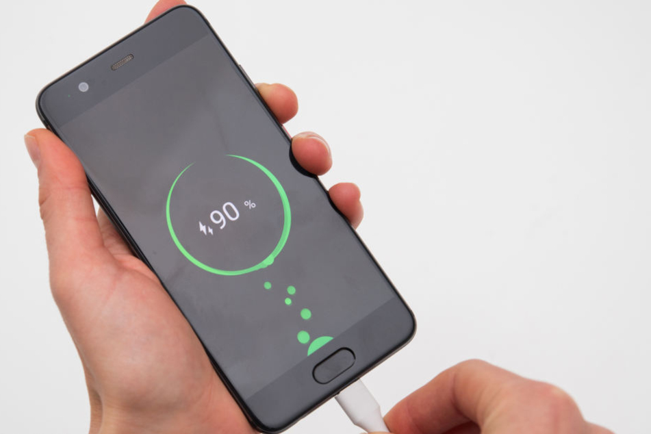 Dieses Handy kann schon vom Netz. Denn die Akkus moderner Smartphones müssen nicht immer ganz voll aufgeladen werden.