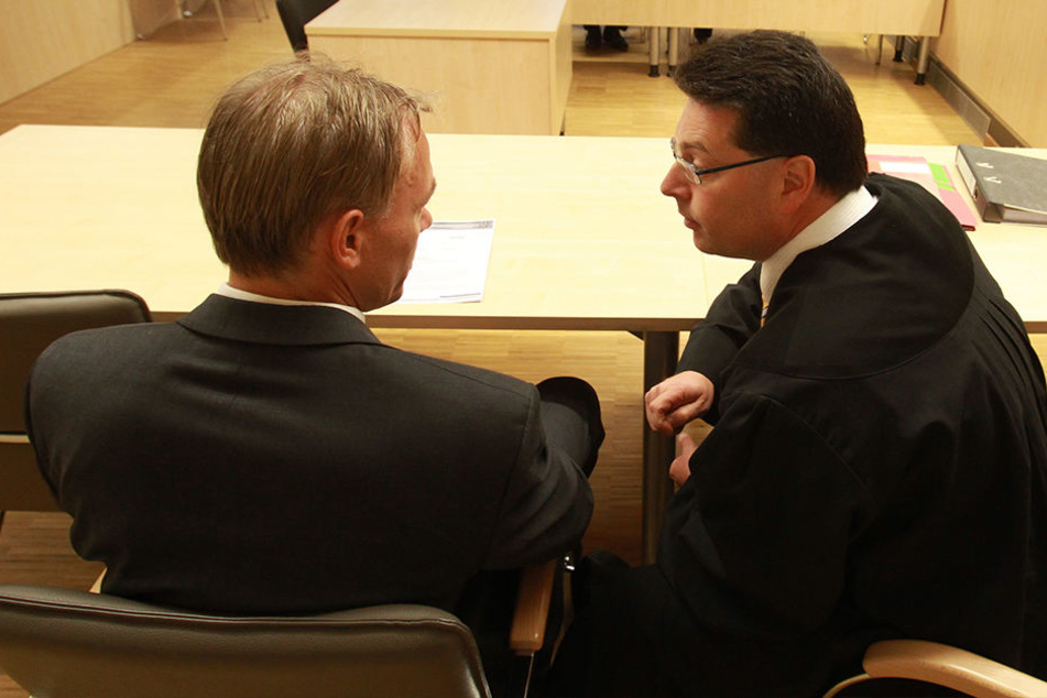 Der Zahnarzt mit seinem Anwalt bei der Verhandlung 2013 im Amtsgericht Gera.