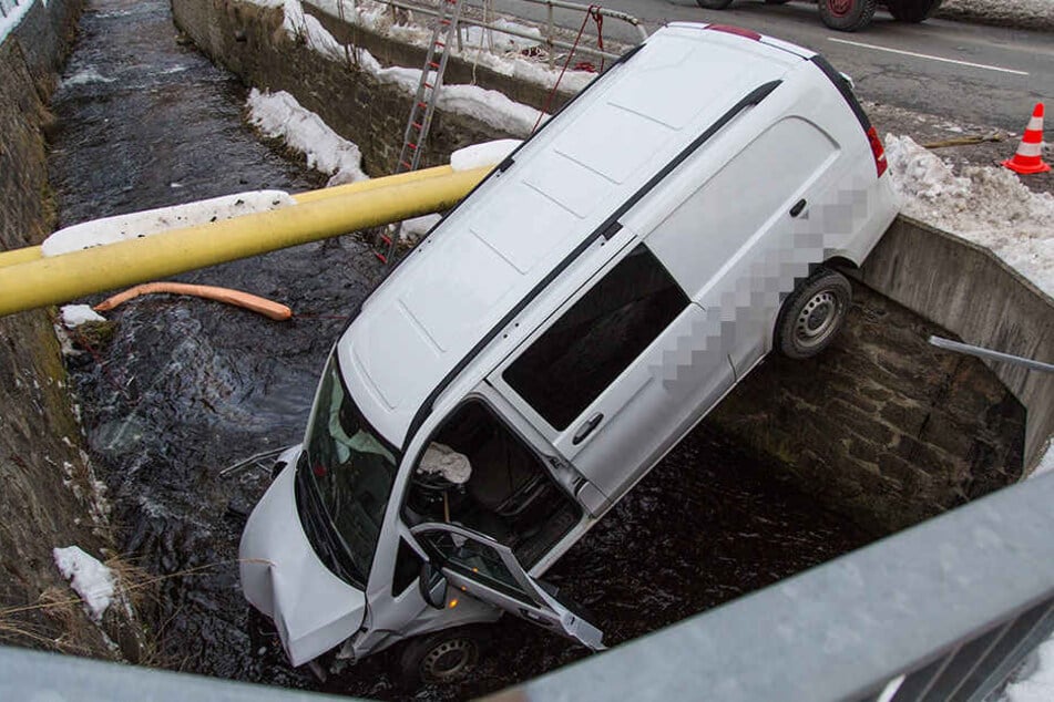 Der Transporter durchbrach das Geländer und landete im Fluss.