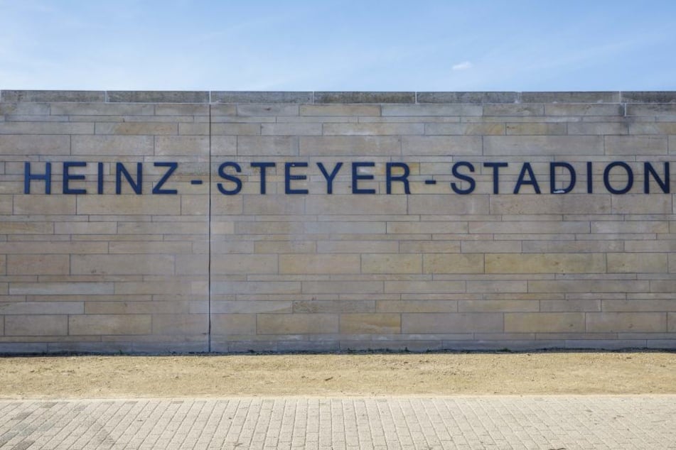 Das Stadion trägt den Namen von Heinz Steyer (1909-1944), ehemaliger
Widerstandskämpfer und Fußballer.