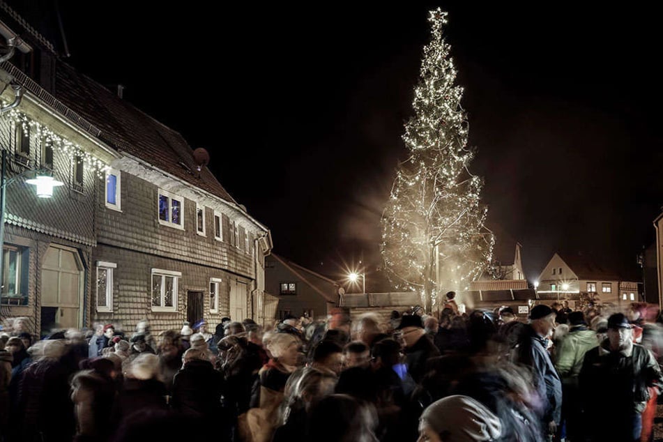 Crawinkel in Thüringen hat eine neue Attraktion - Diesen Weihnachtsbaum.