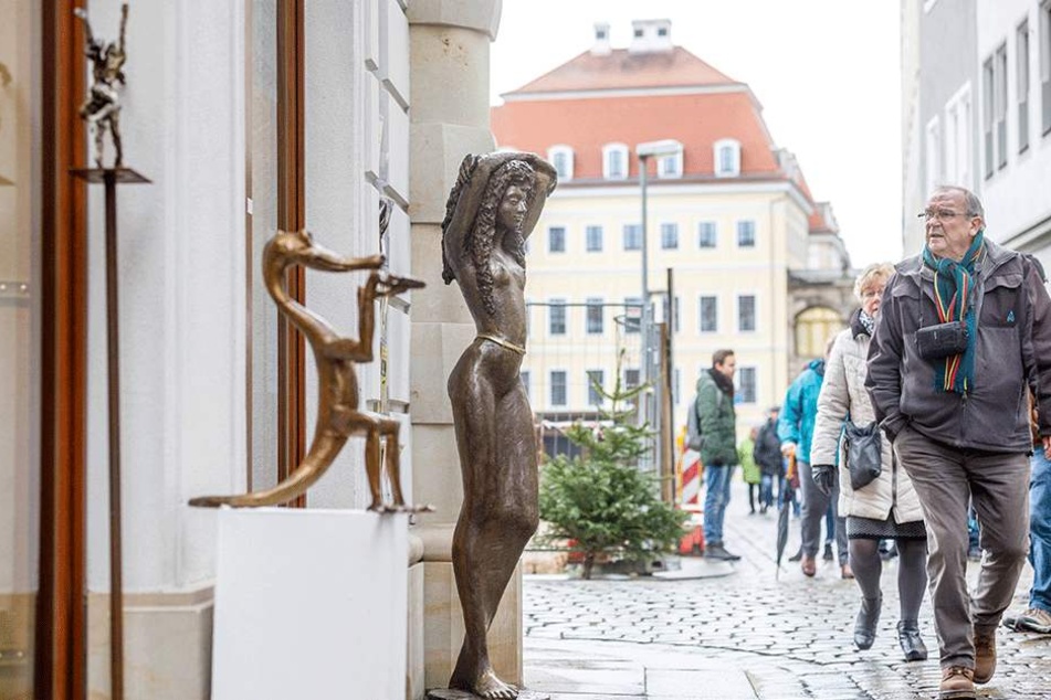 Die lebensgroßen Nackedei-Skulpturen (65 Kilo) sind der neue Hingucker an der Sporergasse zwischen Schloss und Verkehrsmuseum.