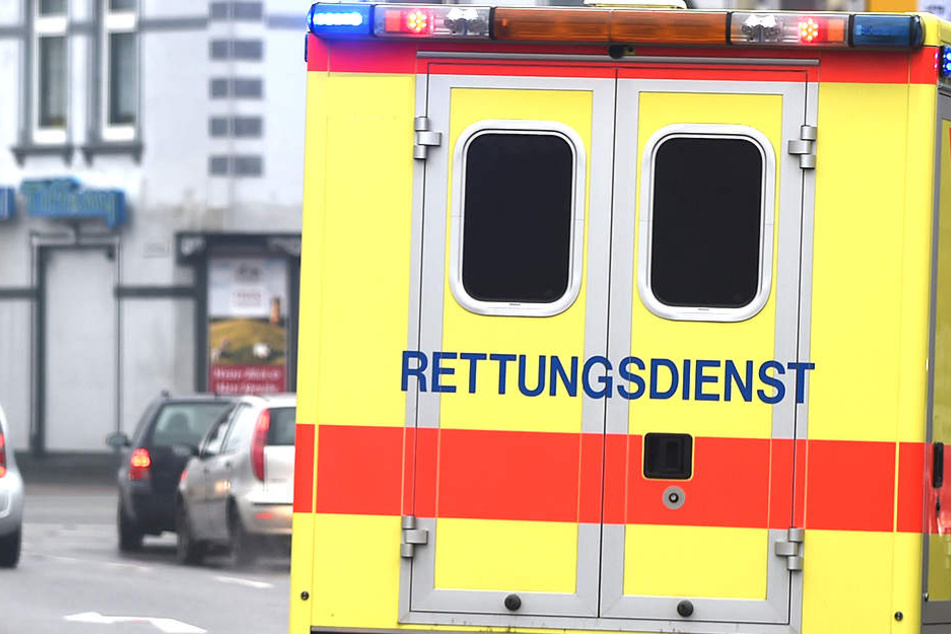 Ein Auto fuhr in den Kinderwagen auf dem Gehweg. Die Einjährige verstarb.