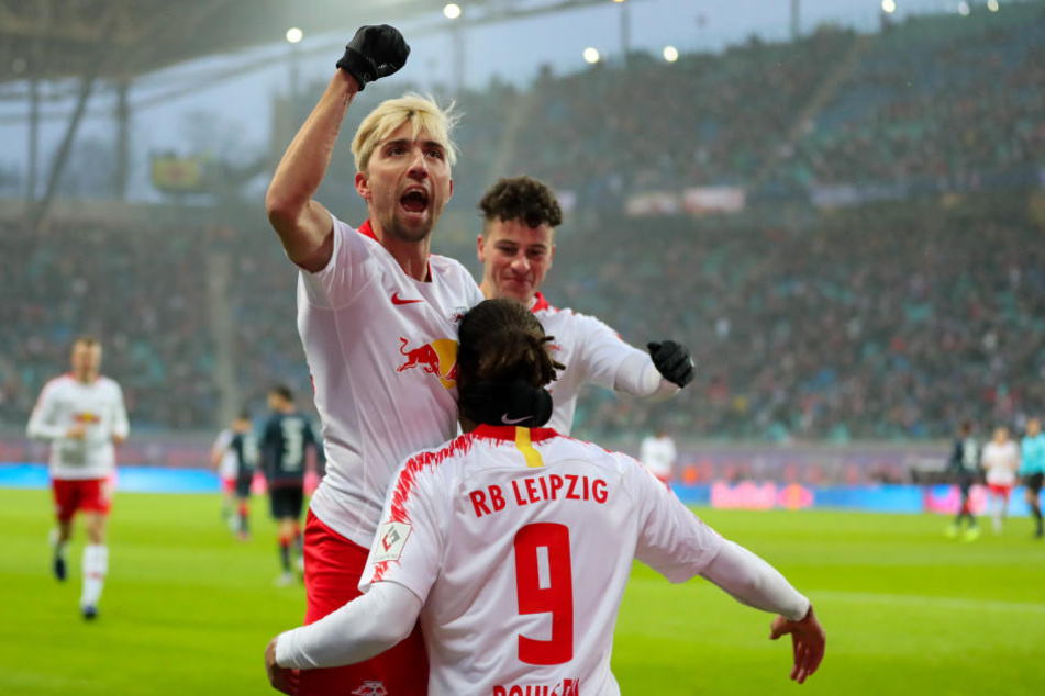 Kevin Kampl (l.) und Diego Demme jubeln mit Torschütze Yussuf Poulsen (#9) über das 1:0.