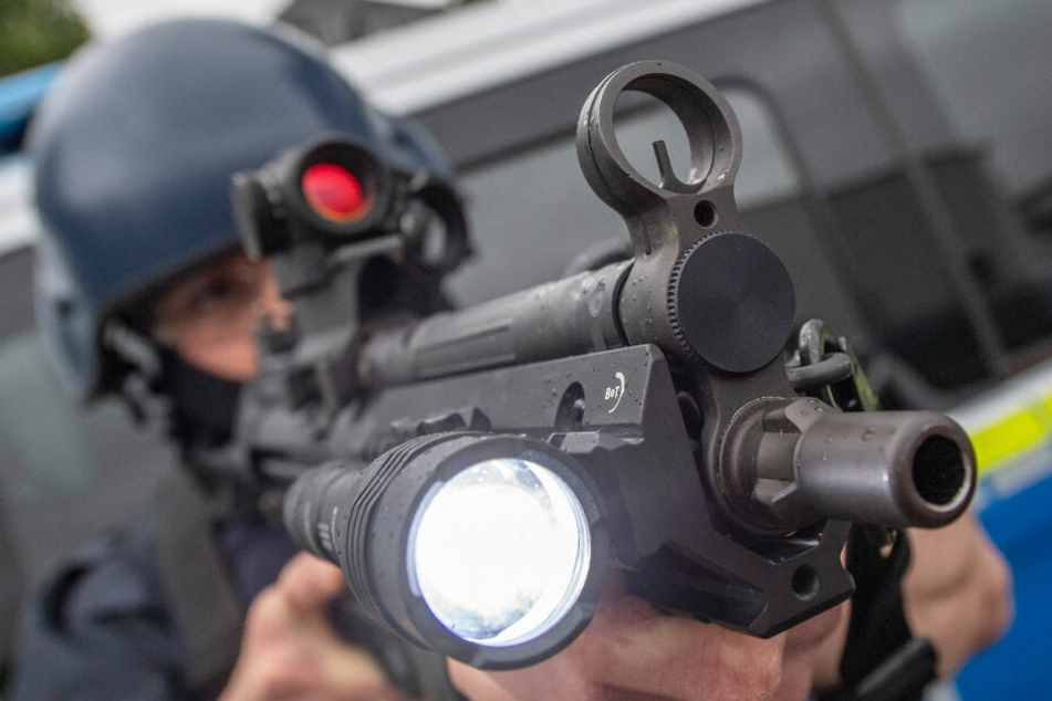 Ein Polizist hält bei einer Übung eine Maschinenpistole im Anschlag. (Symbolfoto)