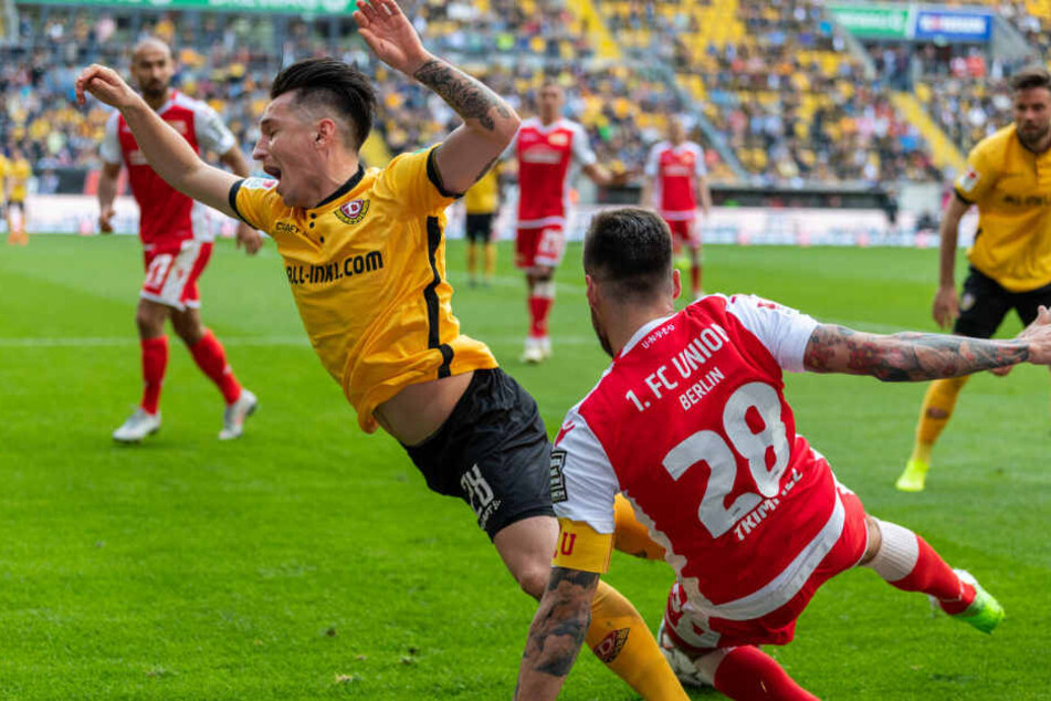 Christopher Trommel holt Dynamos Baris Atik von den Beinen.