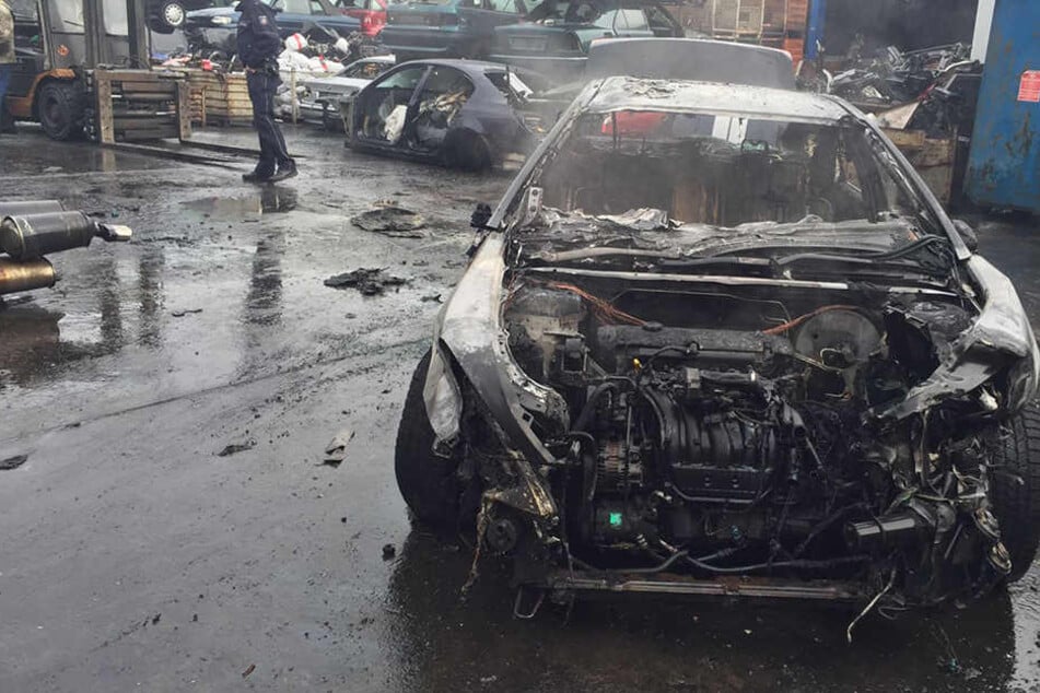 Das Auto ist vollkommen abgefackelt!