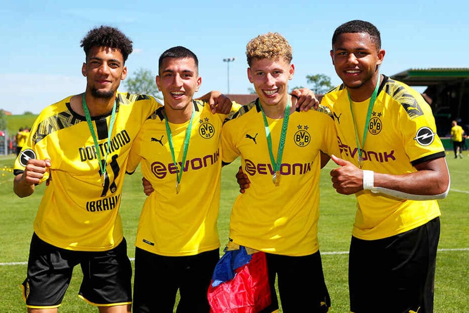Vier U19-Meister des BVB, von denen höchstens einer bleibt: Yasin Ibrahim (l.), Enrique Peña Zauner (Zweiter von rechts) und Paul-Philipp Besong (r.) haben bereits alle einen neuen Verein. Nur Emir Terzi bleibt Dortmund Stand jetzt erhalten.