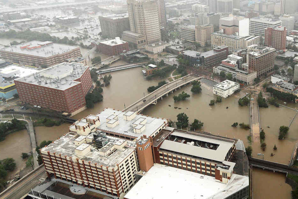 Mittlerweile gilt in Houston eine Ausgangssperre, um die Bewohner vor Plünderungen zu schützen.