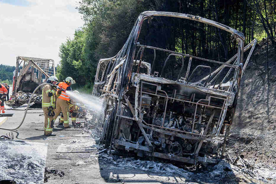 Der Reisebus brannte vollständig aus. Dutzende Schwerverletzte und 18 Tote forderte das Unglück auf der A9 bei Münchberg.