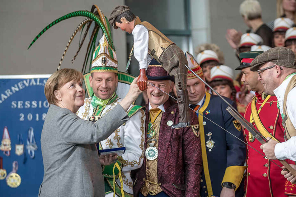 Kanzlerin Merkel neben Prinz Mike I. vom Aachener Karnevalsverein 1859 e.V.
