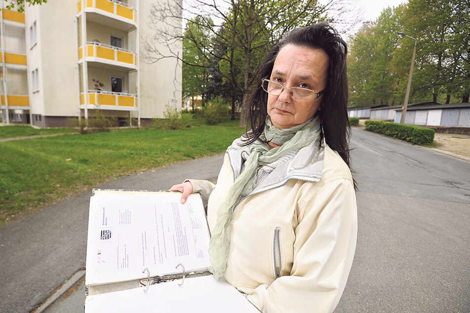 Simone Voigt (52) hatte 13 Mal „Besuch“ vom Reifenstecher. Von den Fällen hat sie
zahllose Akten.
